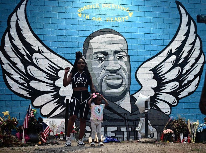 Mural penghormatan untuk George Floyd (AFP/JOHANNES EISELE)