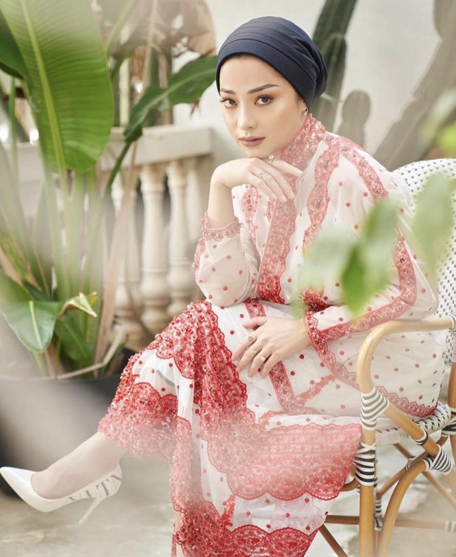 Selanjutnya, Nikita Willy tampak memakai turban bahan kaus warna hitam dan koleksi dress dari Lace by Artkea, dress yang warna dasar putih dengan detail lace dan polkadot warna merah. Foto: instagram @nikitawillyofficial94.