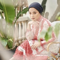 Selanjutnya, Nikita Willy tampak memakai turban bahan kaus warna hitam dan koleksi dress dari Lace by Artkea, dress yang warna dasar putih dengan detail lace dan polkadot warna merah. Foto: instagram @nikitawillyofficial94.