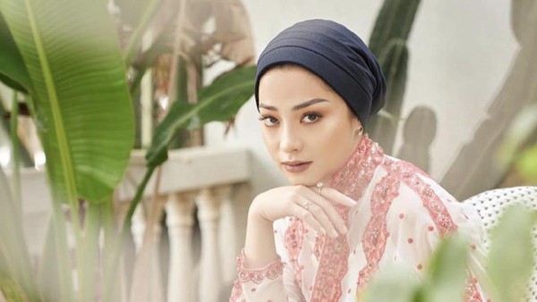 Foto: Gaya Nikita Willy Pakai Baju Modest dan Kerudung yang Bikin Pangling