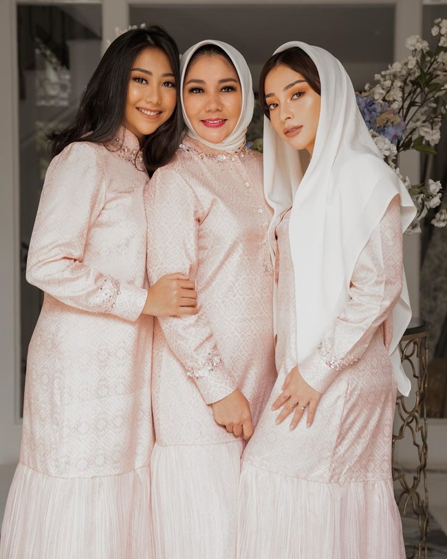 Lebaran tahun ini terasa berbeda, sang ayah Hendry Willy Syam meninggal dunia setelah menjalani perawatan di rumah sakit selama dua hari. Ia tutup usia usai mengidap penyakit jantung. Dalam foto ini Niki, adiknya Winona Willy dan sang ibunda, Yora Febrine kompak mengenakan dress cantik warna baby pink koleksi dari Viena Official. Foto: Instagram @nikitawillyofficial94.