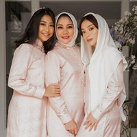 Lebaran tahun ini terasa berbeda, sang ayah Hendry Willy Syam meninggal dunia setelah menjalani perawatan di rumah sakit selama dua hari. Ia tutup usia usai mengidap penyakit jantung. Dalam foto ini Niki, adiknya Winona Willy dan sang ibunda, Yora Febrine kompak mengenakan dress cantik warna baby pink koleksi dari Viena Official. Foto: Instagram @nikitawillyofficial94.