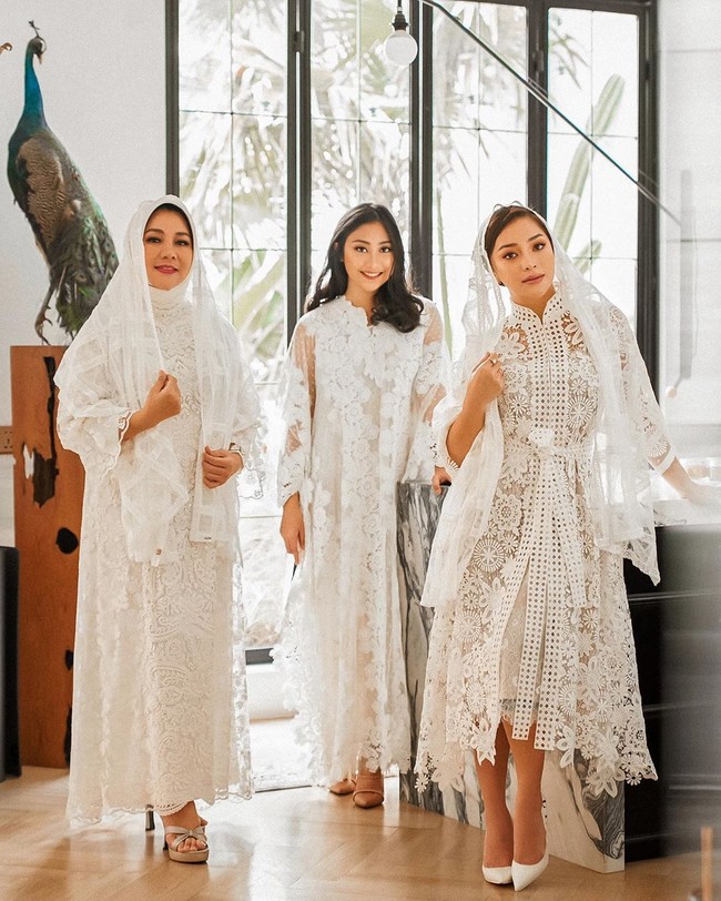 Yora, Nikita Willy dan Winona tampil seragam mengenakan busana bernuansa putih. Nikiwil tampak anggun dengan balutan kerudung putih dari bahan lace yang cantik. Foto: Instagram @nikitawillyofficial94.