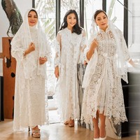 Yora, Nikita Willy dan Winona tampil seragam mengenakan busana bernuansa putih. Nikiwil tampak anggun dengan balutan kerudung putih dari bahan lace yang cantik. Foto: Instagram @nikitawillyofficial94.