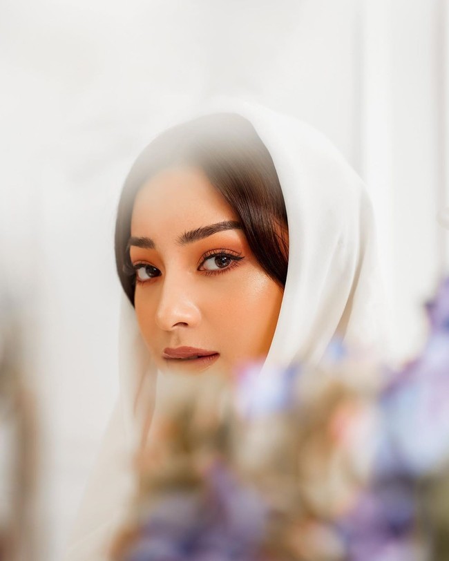 Dalam foto ini, saat momen lebaran, Nikita Willy mengenakan kerudung putih yang cantik dan juga tampil flawless berkat riasan dari Andreas Zhu dan dipotret fotografer Winston Gomez. Foto: Instagram @nikitawillyofficial94.