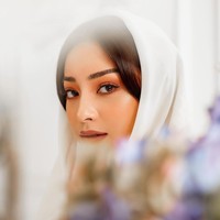 Dalam foto ini, saat momen lebaran, Nikita Willy mengenakan kerudung putih yang cantik dan juga tampil flawless berkat riasan dari Andreas Zhu dan dipotret fotografer Winston Gomez. Foto: Instagram @nikitawillyofficial94.