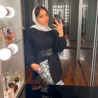 Selama pandemi COVID-19, Nikita Willy berselfie ria di depan kaca sambil mengenakan kerudung warna putih yang memperlihatkan bagian rambut poninya, dipadu dengan blus ready to wear dari Mojuya Official. Foto: Instagram @nikitawillyofficial94.