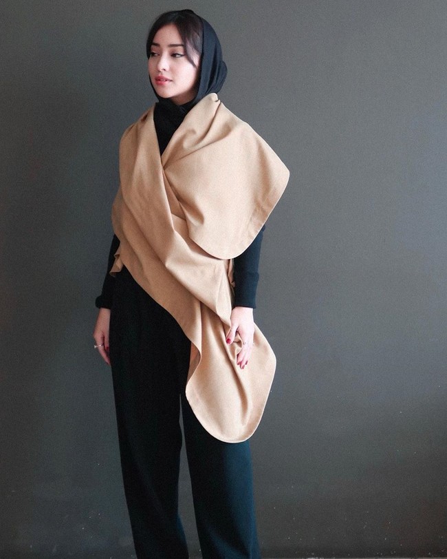 Nikiwil juga mengabadikan momen saat dirinya memakai kerudung pashmina dipadu dengan modest wear warna cokelat dan pants warna hitam. Foto: Instagram @nikitawillyofficial94.