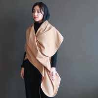 Nikiwil juga mengabadikan momen saat dirinya memakai kerudung pashmina dipadu dengan modest wear warna cokelat dan pants warna hitam. Foto: Instagram @nikitawillyofficial94.