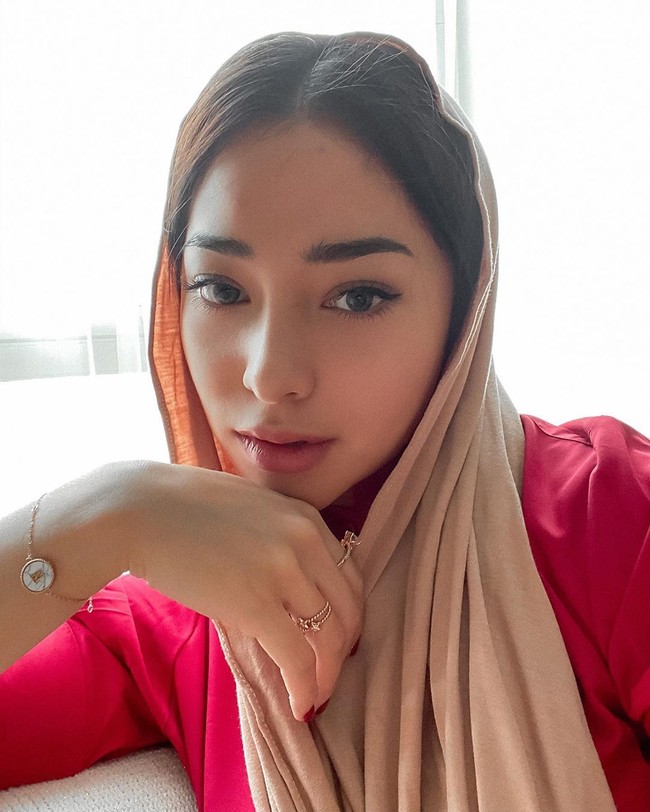 Nikita juga mempunyai keturunan darah Minang ini juga membagikan momen saat ia sedang selfie dengan mengenakan pashmina warna mocca dan blus warna merah. Yang membuat Nikita tampak memesona. Foto: Instagram @nikitawillyofficial94.
