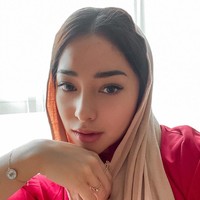 Nikita juga mempunyai keturunan darah Minang ini juga membagikan momen saat ia sedang selfie dengan mengenakan pashmina warna mocca dan blus warna merah. Yang membuat Nikita tampak memesona. Foto: Instagram @nikitawillyofficial94.