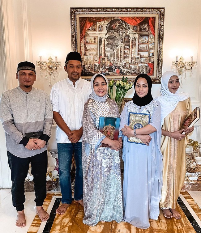 Wanita yang mempunyai nama lengkap Nikita Purnama Willy ini mengunggah momen saat khatam Al Quran bersama adiknya. Niki menggunakan hijab warna hitam dan kaftan. Khataman Al Qur’an dan tausiyah di minggu ke 2 bulan Ramadhan.. Semenjak quarantine aku dan nona berniat baca qur’an setiap hari supaya sebelum lebaran kita sudah khatam, dan hari ini Alhamdulillah selesai.. Dan juga terimakasih @shireensungkar sudah memperkenalkan dengan Ustadz Abu Fida🙏🏻, unggahnya lewat akun @nikitawillyofficial94. Foto: Instagram @nikitawillyofficial94.