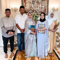Wanita yang mempunyai nama lengkap Nikita Purnama Willy ini mengunggah momen saat khatam Al Quran bersama adiknya. Niki menggunakan hijab warna hitam dan kaftan. Khataman Al Qur’an dan tausiyah di minggu ke 2 bulan Ramadhan.. Semenjak quarantine aku dan nona berniat baca qur’an setiap hari supaya sebelum lebaran kita sudah khatam, dan hari ini Alhamdulillah selesai.. Dan juga terimakasih @shireensungkar sudah memperkenalkan dengan Ustadz Abu Fida🙏🏻, unggahnya lewat akun @nikitawillyofficial94. Foto: Instagram @nikitawillyofficial94.