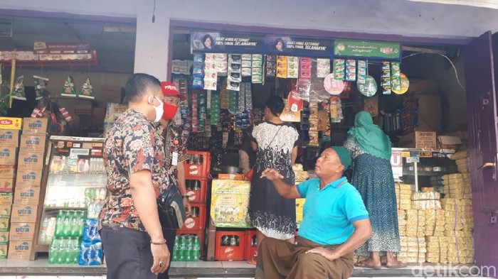 Pedagang di area Pasar Mangkang yang nekat berjualan ditegur petugas