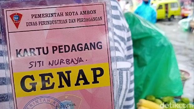 Pedagang Pasar Mardika Ambon diterapkan sistem ganjil genap untuk mencegah penyebaran Corona (Muslimin Abbas/detikcom)