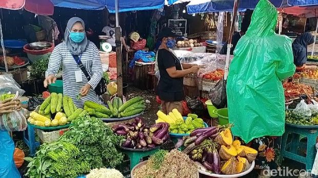 Cegah Penyebaran Corona Pkl Pasar Mardika Ambon Pakai Sistem Ganjil Genap<script async src=