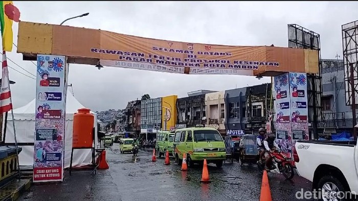 Pedagang Pasar Mardika Ambon diterapkan sistem ganjil genap untuk mencegah penyebaran Corona (Muslimin Abbas/detikcom)
