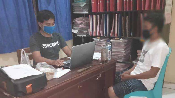 Pelaku penikaman (masker hitam) di Palopo menyerahkan diri.