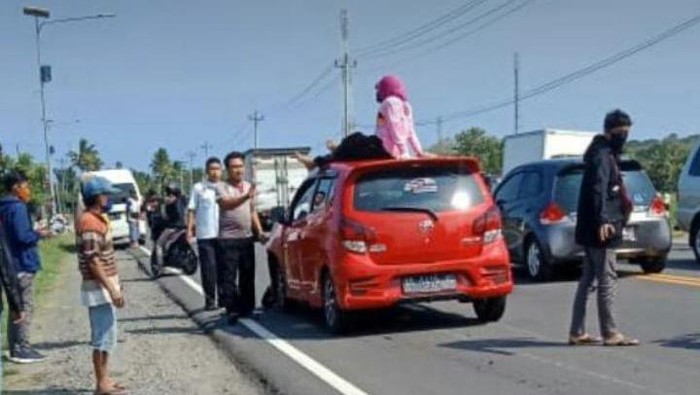 Pemotor emak-emak jatuh terduduk usai ditabrak pemobil di Kulon Progo