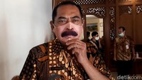 Rudy terlihat pertama kali mengenakan masker tersebut pada Sabtu (6/6). Pada hari itu, dia melakukan beberapa kegiatan, antara lain mengisi siaran radio dan mengantar pemudik yang dikarantina pulang. Bayu Ardi Isnanto/Dok. Detikcom.
