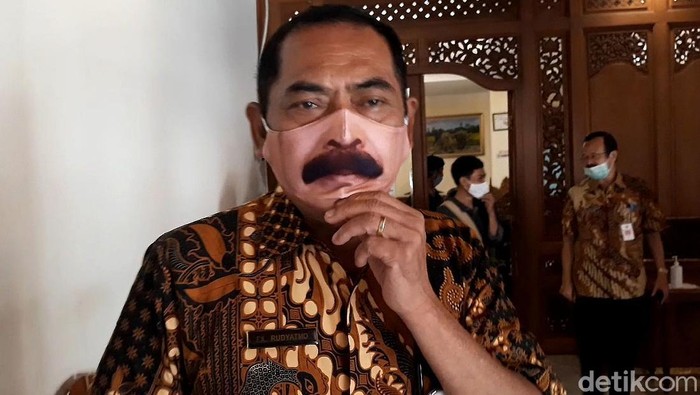 Wali Kota Solo, FX Hadi Rudyatmo, kembali menarik perhatian warganet. Kali ini Rudy bikin heboh karena kenakan masker bergambar kumis yang mirip dengan wajahnya