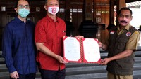 Ditemui di Balai Kota, Rudy mengaku memang membuat masker tersebut secara khusus. Alasannya ialah agar dia tetap mudah dikenali meski mengenakan masker. Istimewa/Dok. Pemkot Solo.