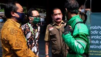 Mengetahui alasan tersebut, masyarakat kemudian menginginkan Rudy membuat masker baru, yaitu masker dengan wajah Rudy yang tersenyum. Istimewa/Dok. Pemkot Solo.