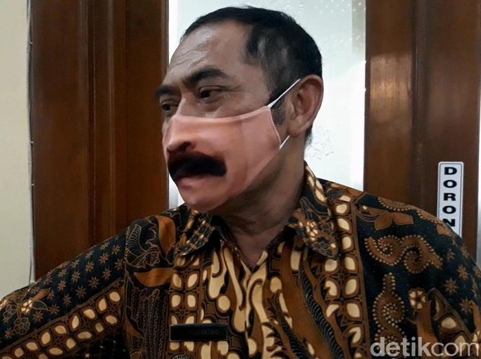 Wali Kota Solo, FX Hadi Rudyatmo, kembali menarik perhatian warganet. Kali ini Rudy bikin heboh karena kenakan masker bergambar kumis yang mirip dengan wajahnya
