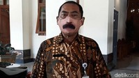 Setelah membuat slogan Do Manuto yang viral, kini Wali Kota Solo FX Hadi Rudyatmo kembali membuat heboh dengan gaya barunya. Belakangan, dia mengenakan masker bergambar kumis, sehingga menjadi persis dengan wajahnya. Bayu Ardi Isnanto/Dok. Detikcom.