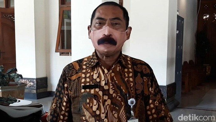 Wali Kota Solo, FX Hadi Rudyatmo, kembali menarik perhatian warganet. Kali ini Rudy bikin heboh karena kenakan masker bergambar kumis yang mirip dengan wajahnya