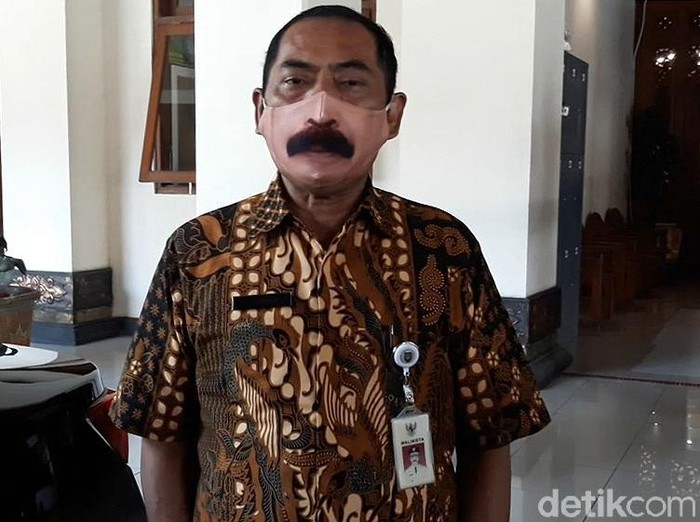 Wali Kota Solo, FX Hadi Rudyatmo, kembali menarik perhatian warganet. Kali ini Rudy bikin heboh karena kenakan masker bergambar kumis yang mirip dengan wajahnya
