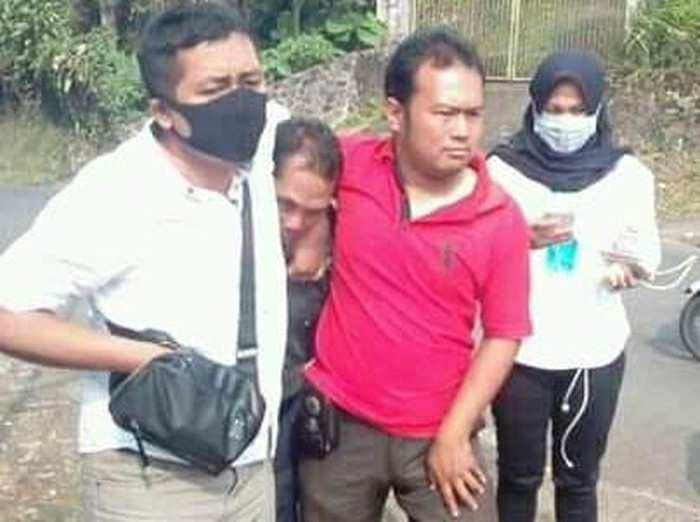Penjaga vila di Mojokerto yang kabur setelah menganiaya istri dan anaknya hingga terluka parah, akhirnya diringkus polisi. Pelaku diringkus usai bersembunyi dua hari di hutan Tretes, Kecamatan Prigen, Pasuruan.