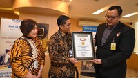 Direktur PT Bank Tabungan Negara (Persero) Tbk Hirwandi Gafar menerima Piagam dari Museum Rekor Indonesia sebagai perusahaan yang melakukan webinar dengan peserta terbanyak dari Manajer MURI Awan Rahargo (kanan) disaksikan Ketua MURI Jaya Suprana lewat aplikasi zoom, di Jakarta Selasa (9/6). Foto: dok. MURI
