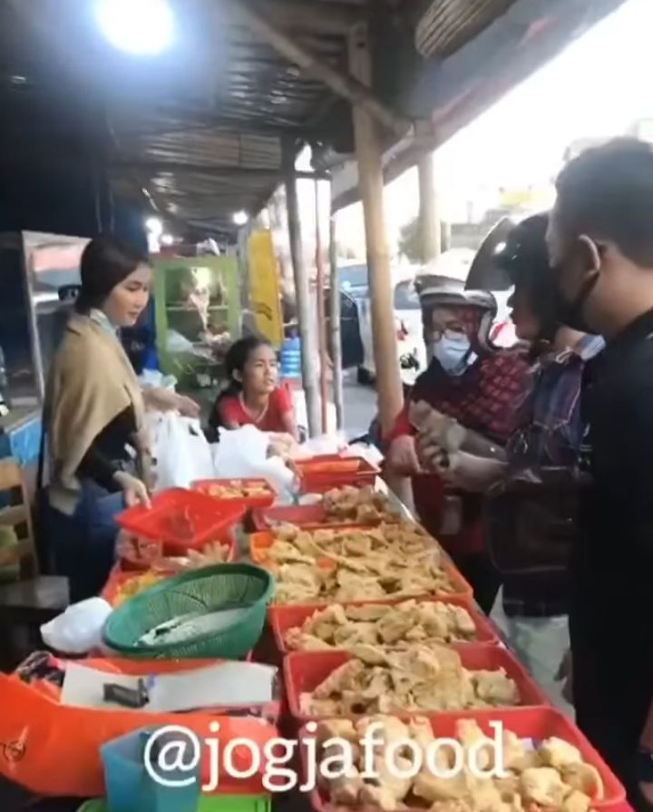 Penjual gorengan cantik di Yogyakarta