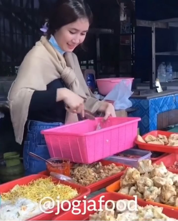 Penjual gorengan cantik di Yogyakarta