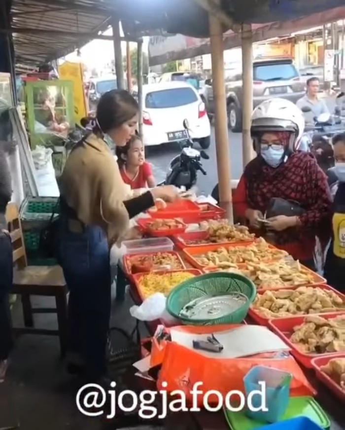 Penjual gorengan cantik di Yogyakarta