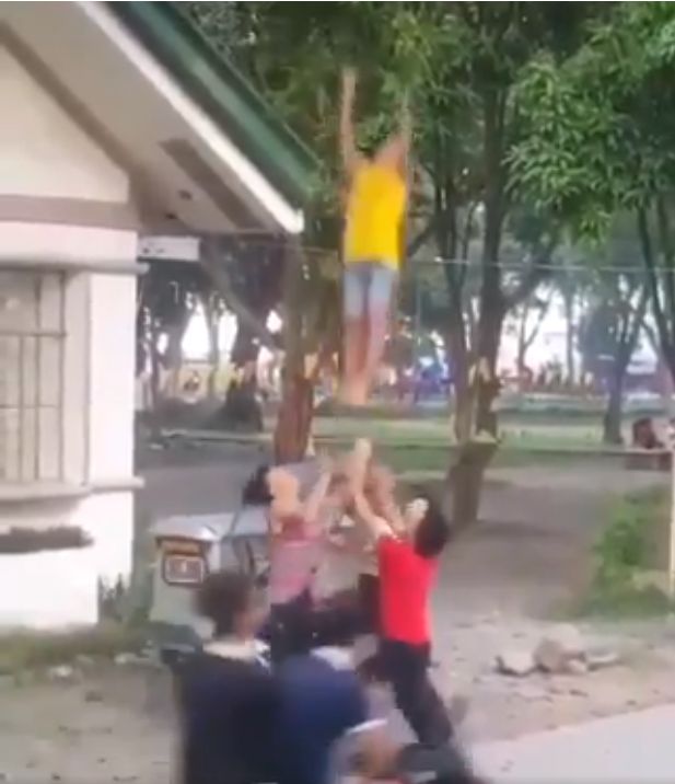 Petik mangga pakai gaya cheerleader