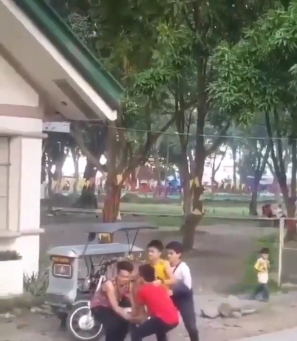 Petik mangga pakai gaya cheerleader