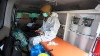 Petugas juga menyiagakan ambulans di lokasi check point Jalan Transit Bantargebang, Kota Bekasi.