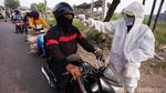 Petugas Check Point Pakai Seragam APD