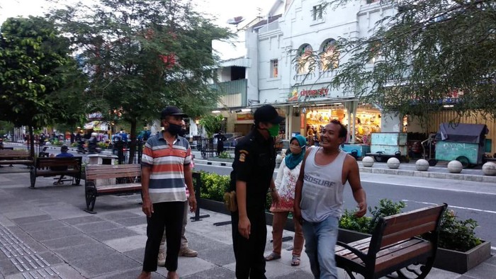 Petugas Jogoboro mengingatkan warga tak bermasker di Malioboro, Selasa (9/6/2020)