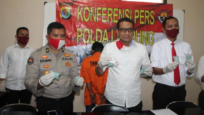 Polda Lampung menangkap pria diduga pengedar ekstasi. Barang bukti ekstasi lebih dari 3.000 butir disita (dok. Istimewa)