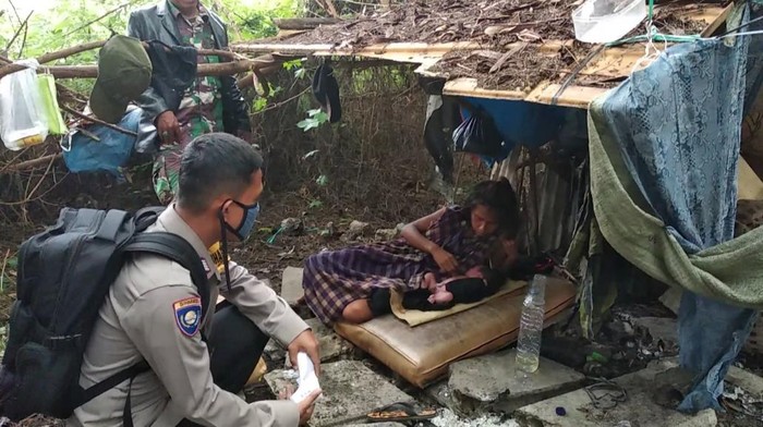 Polisi Evakuasi Tunawisma di Jakbar yang Melahirkan di Semak-semak
