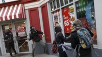 Demonstran merusak gerai KFC di Mexico City.