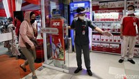 Beragam penerapan protokol kesehatan di toko retail tersebut diharapkan membuat masyarakat merasa aman dan nyaman saat akan berbelanja di toko tersebut.