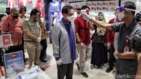 Penerapan protokol kesehatan mulai dilakukan di berbagai toko ritel sebagai salah satu persiapan menuju fase kenormalan baru (new normal).