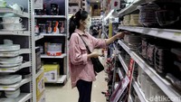 Pengunjung pun diwajibkan mengenakan masker saat berbelanja di toko tersebut.