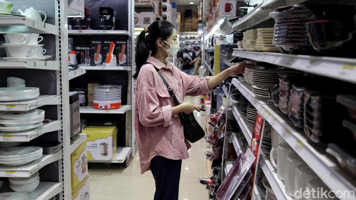 Sejumlah protokol kesehatan diterapkan di toko ritel Ace Hardware yang berada di kawasan Jakarta. Hal itu dilakukan sebagai persiapan untuk hadapi new normal.