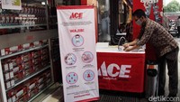 Sejumlah prasarana terkait penerapan protokol kesehatan pencegahan COVID-19 disediakan di toko retail tersebut, salah satunya adalah tempat cuci tangan yang berada di luar toko.
