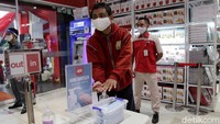 Fasilitas hand sanitizer gratis bagi pengunjung pun tersedia di dalam toko.